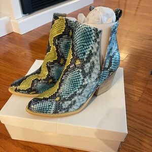 NET A Rider Girl Snake Pattern Booties